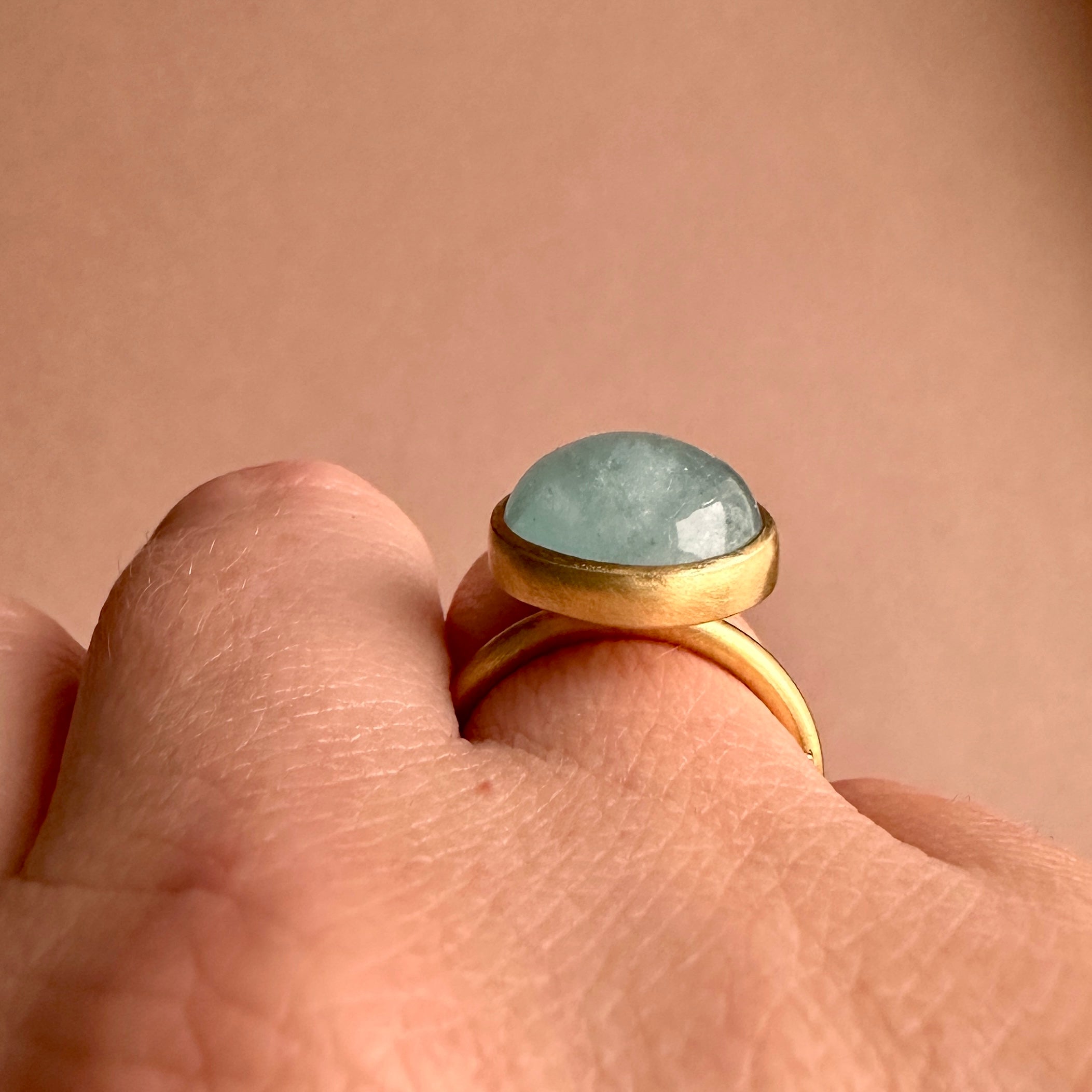 18 kt. guldring. Palette med Akvamarin.
