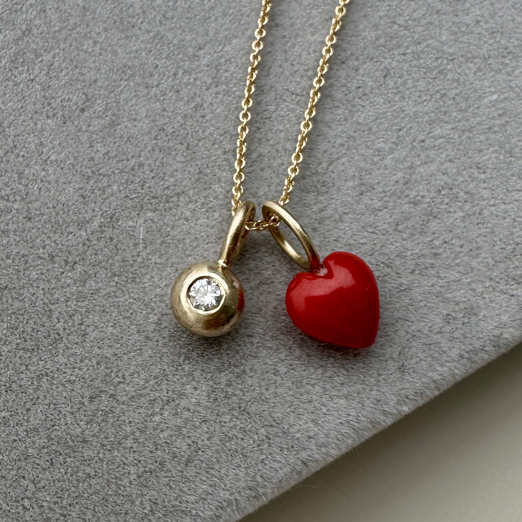 Guld dråbe i 14 karat med diamant.