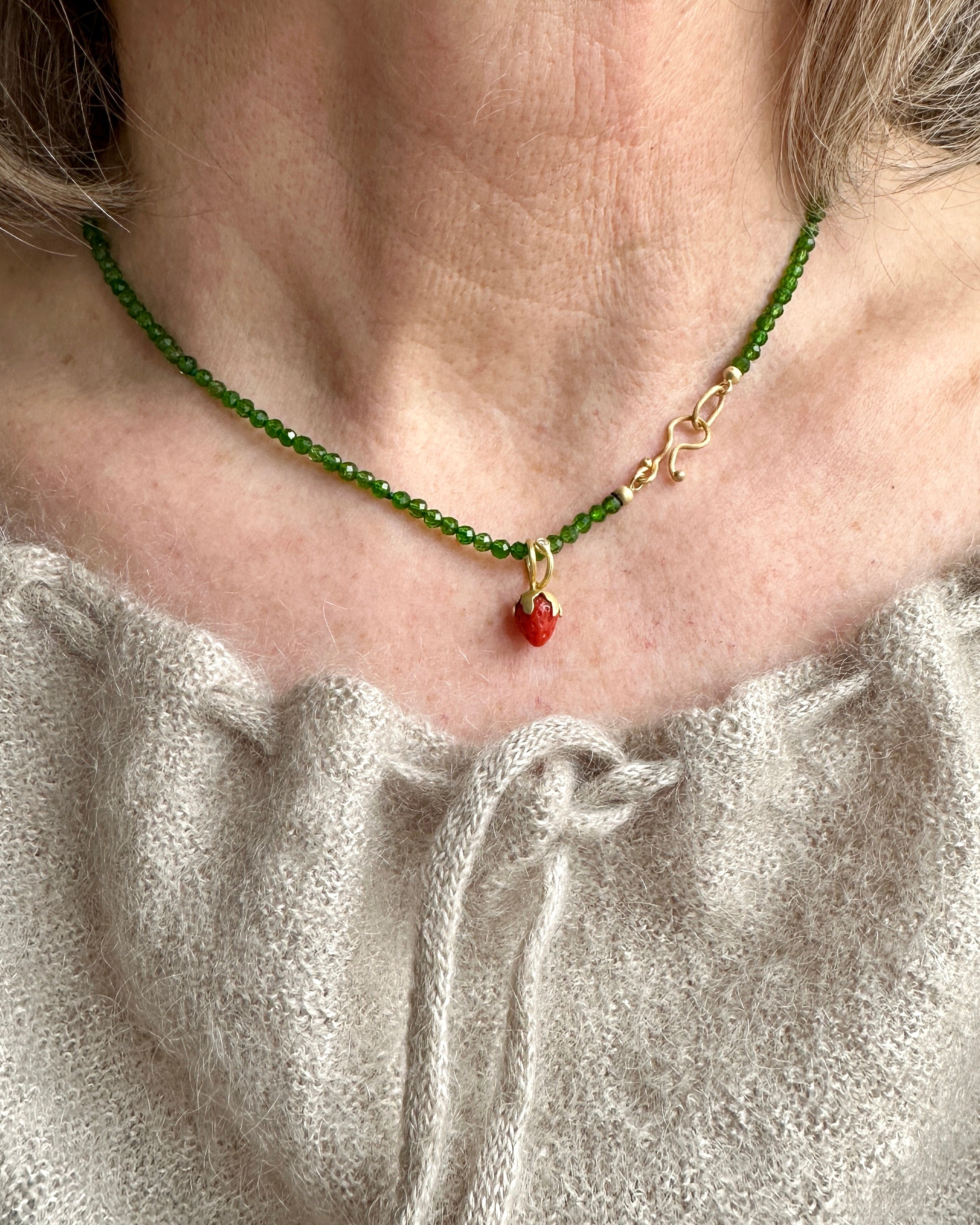 18 kt. No.3 Koral Jordbær & hvid diamant 0,02 ct