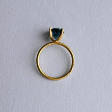 Indlæs billede til gallerivisning Palette ring med kantet blå Turmalin. Massiv 18 karat guld.

