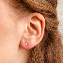 Indlæs billede til gallerivisning 18 kt. - 1. stk. ørestik Guldsmedens diamanter Deluxe - 0,02 ct.
