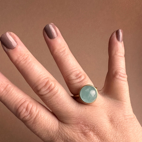 18 kt. guldring. Palette med Akvamarin.