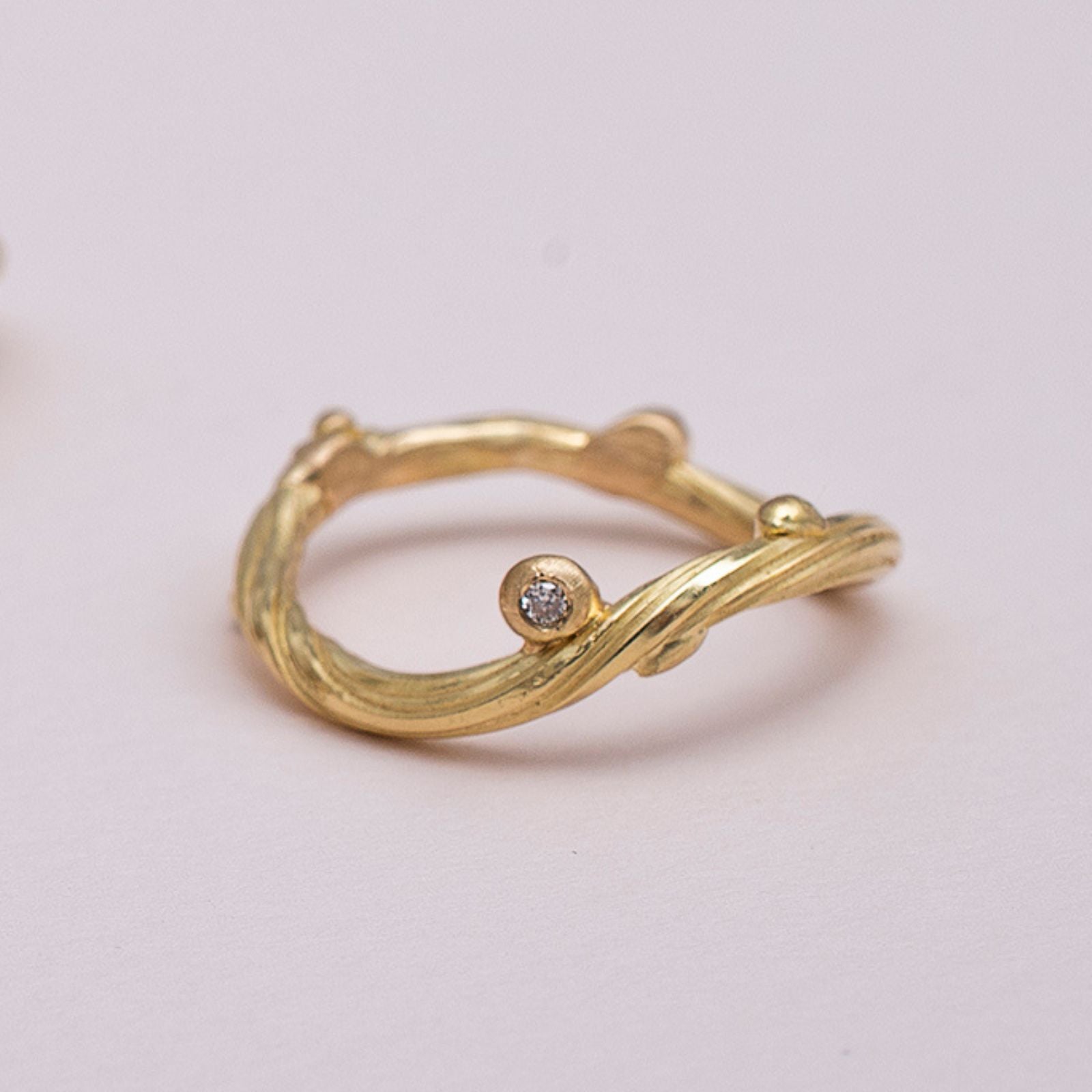 18 kt. guldring GREN diamant.