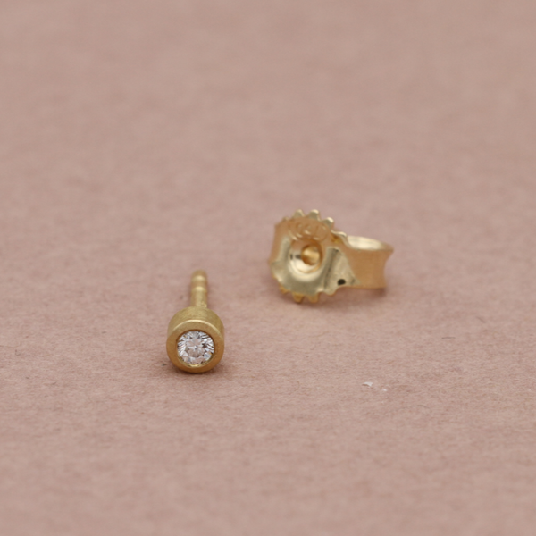 18 kt. - 1. stk. ørestik Guldsmedens diamanter Deluxe - 0,03 ct.