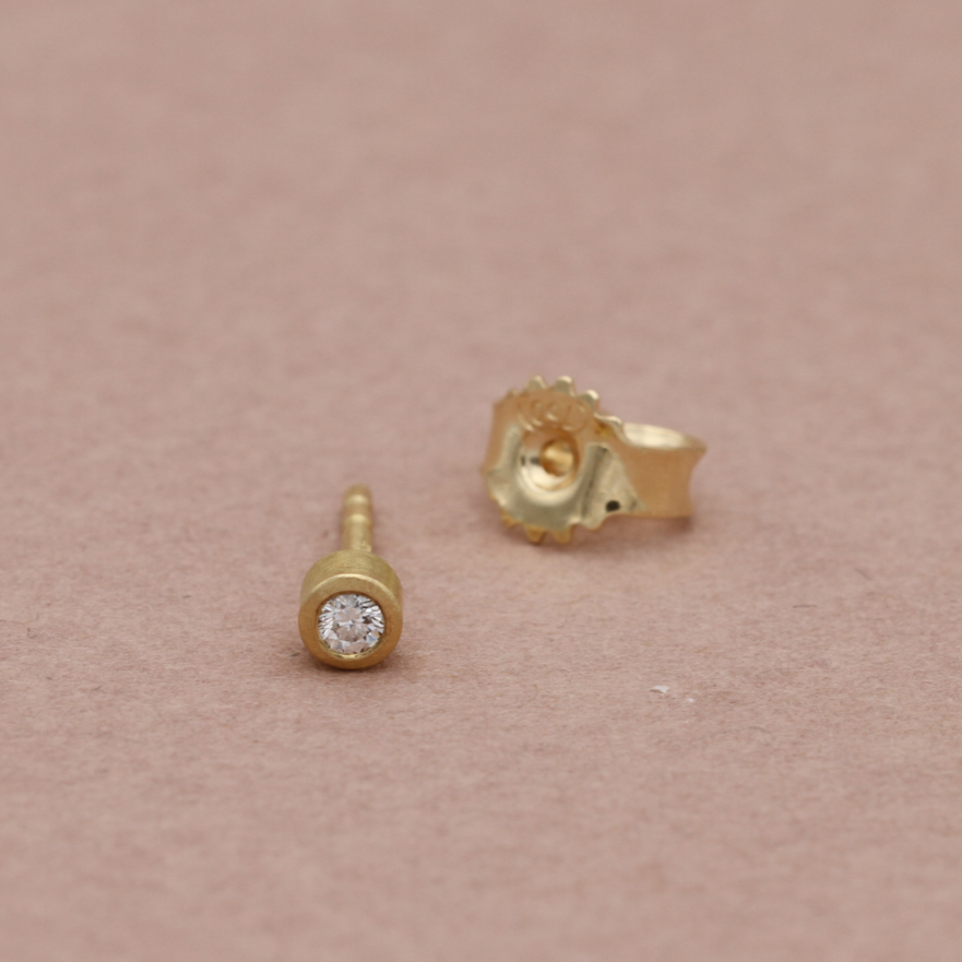 18 kt. - 1. stk. ørestik Guldsmedens diamanter Deluxe - 0,03 ct.