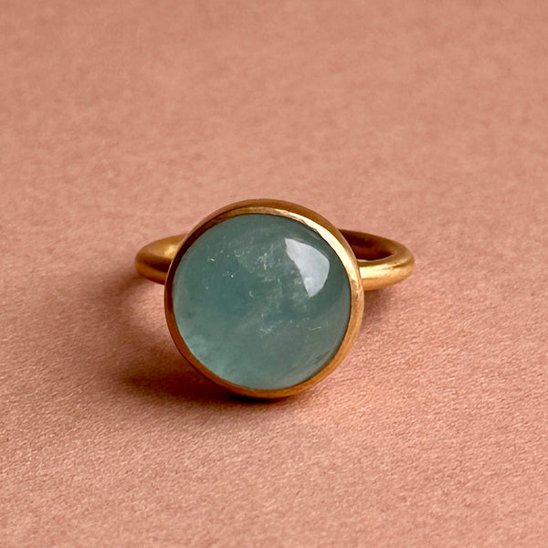 18 kt. guldring. Palette med Akvamarin.