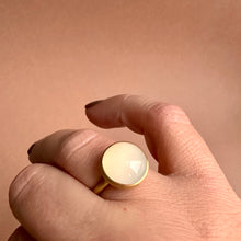 Indlæs billede til gallerivisning Palette ring med Månesten. Massiv 18 karat guld.
