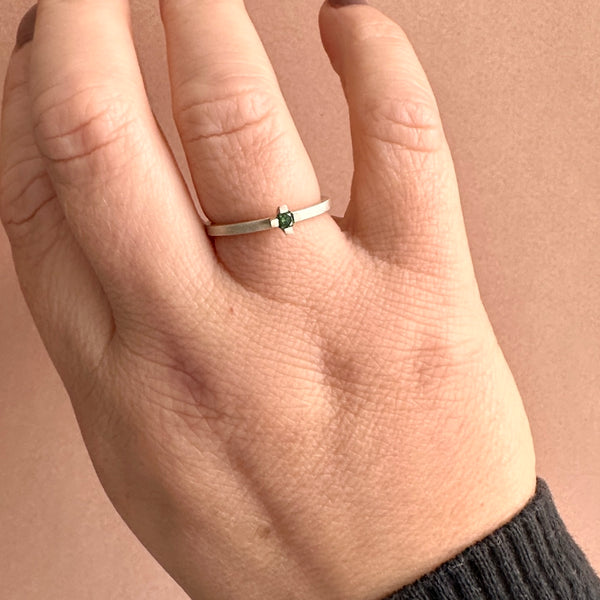 Palette ring med grøn diamant.