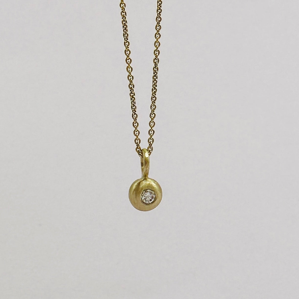 14 Kt. Guld dråbe med diamant.