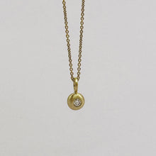 Indlæs billede til gallerivisning 14 Kt. Guld dråbe med diamant.
