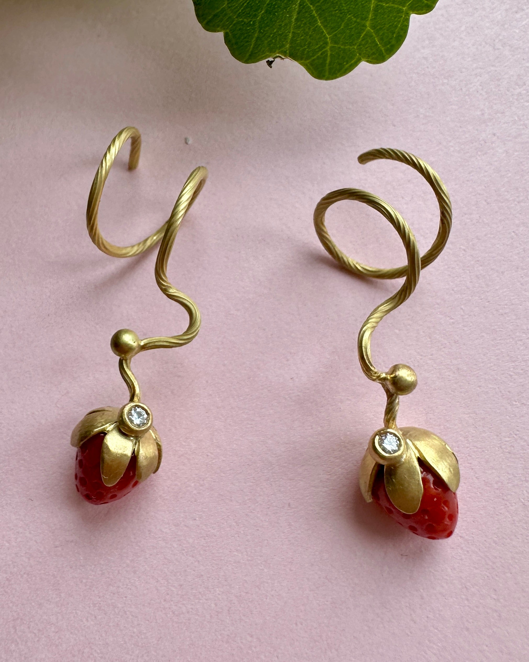 18 kt. No.8 Øreringe med Koral Jordbær & hvid diamant 0,02 ct