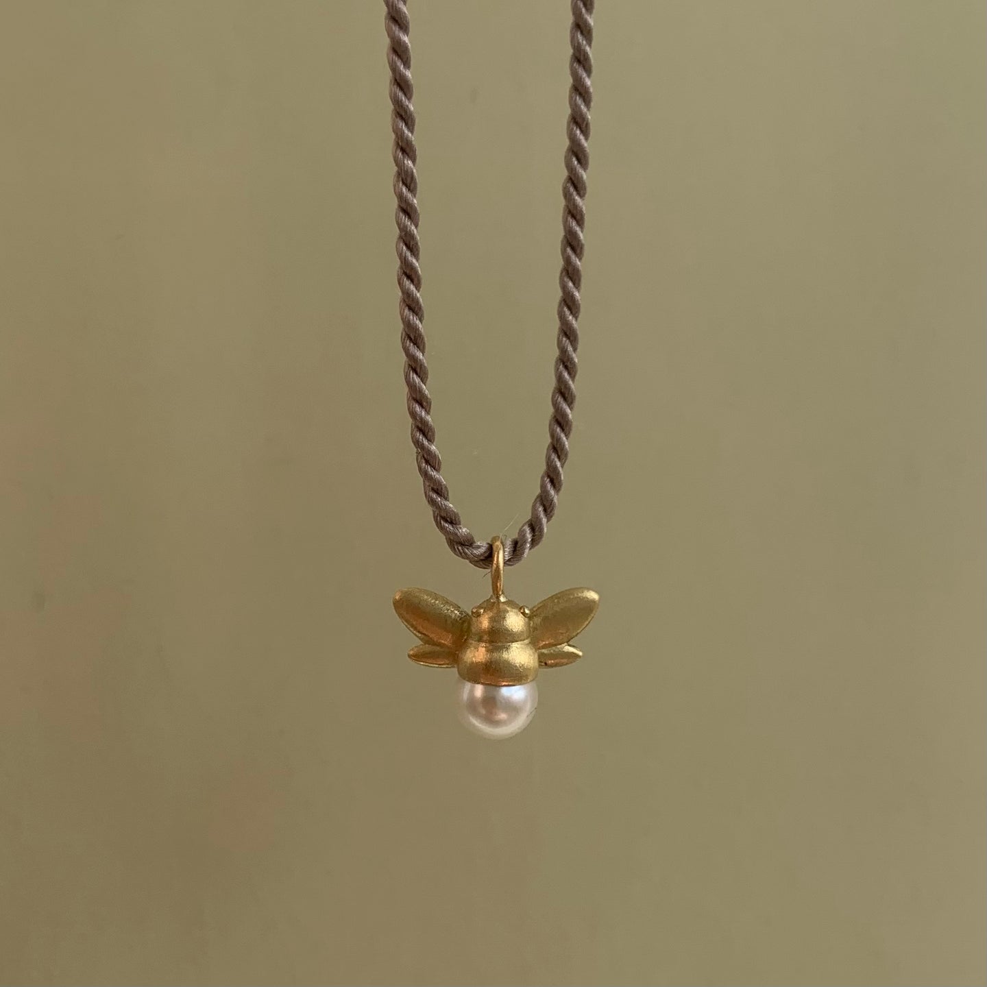 18 kt. Humlebi & perle