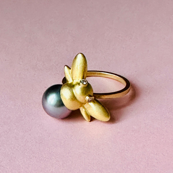 Deluxe humlebi ring i massiv 18 karat med perle i rumpen