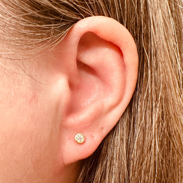 18 kt. Dot 0,10 ct.