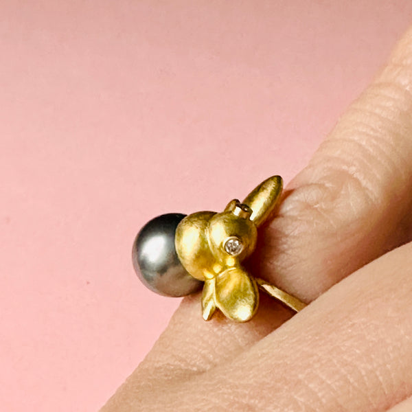 Deluxe humlebi ring i massiv 18 karat med perle i rumpen