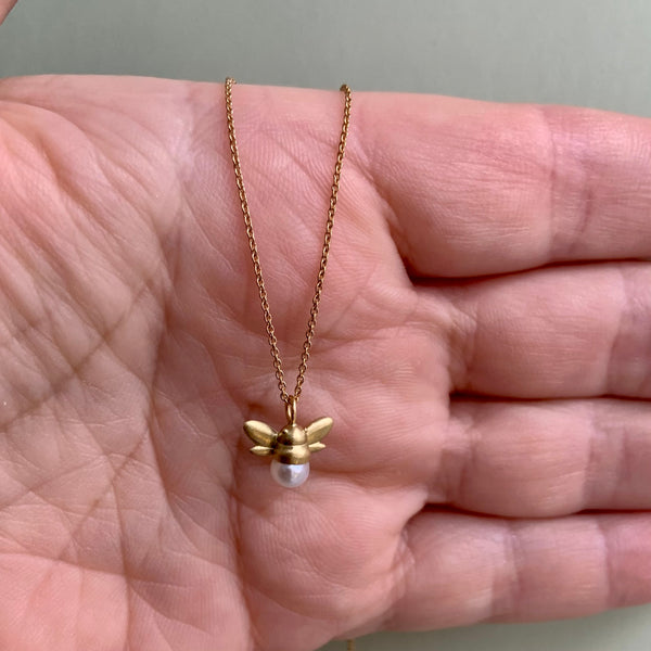 18 kt. Humlebi & perle
