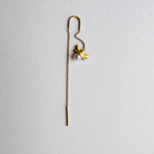 Indlæs billede til gallerivisning Deluxe mini humlebiørering  i kæde. Massiv 18 karat.

