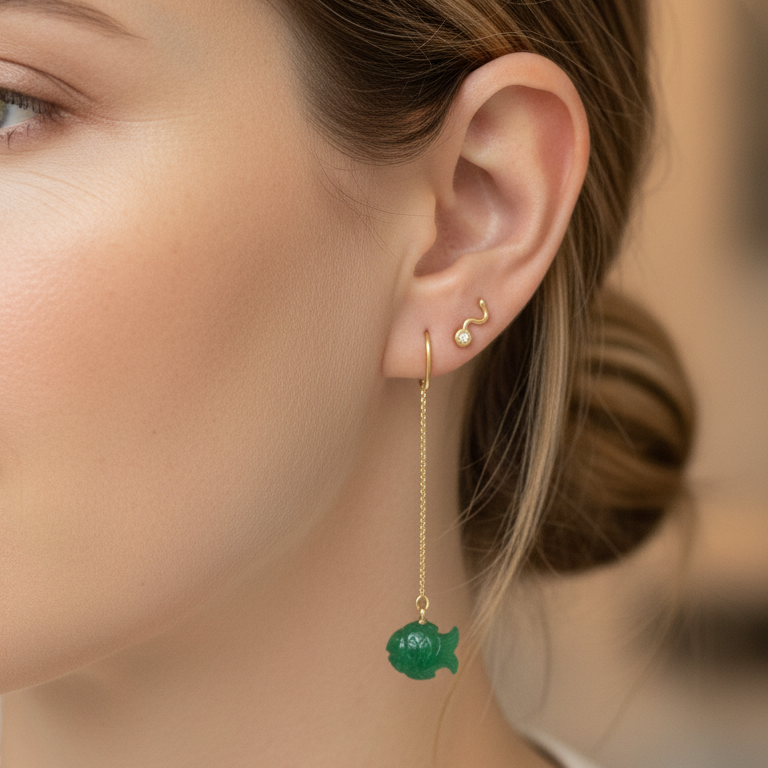 14 kt øreringe. Grøn onyx lille fisk på kæde.