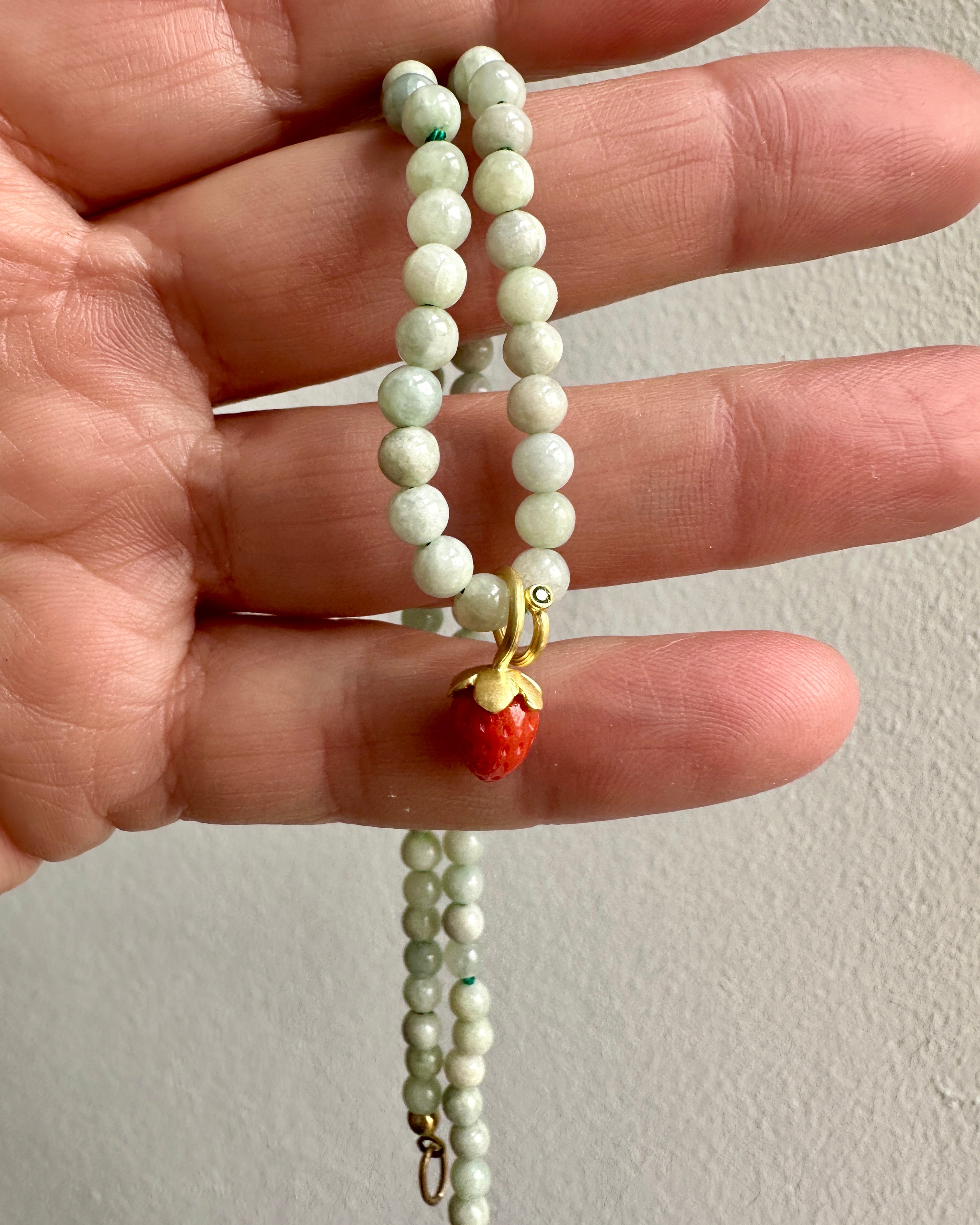 18 kt. No.1 Koral Jordbær & grøn diamant 0,01 ct