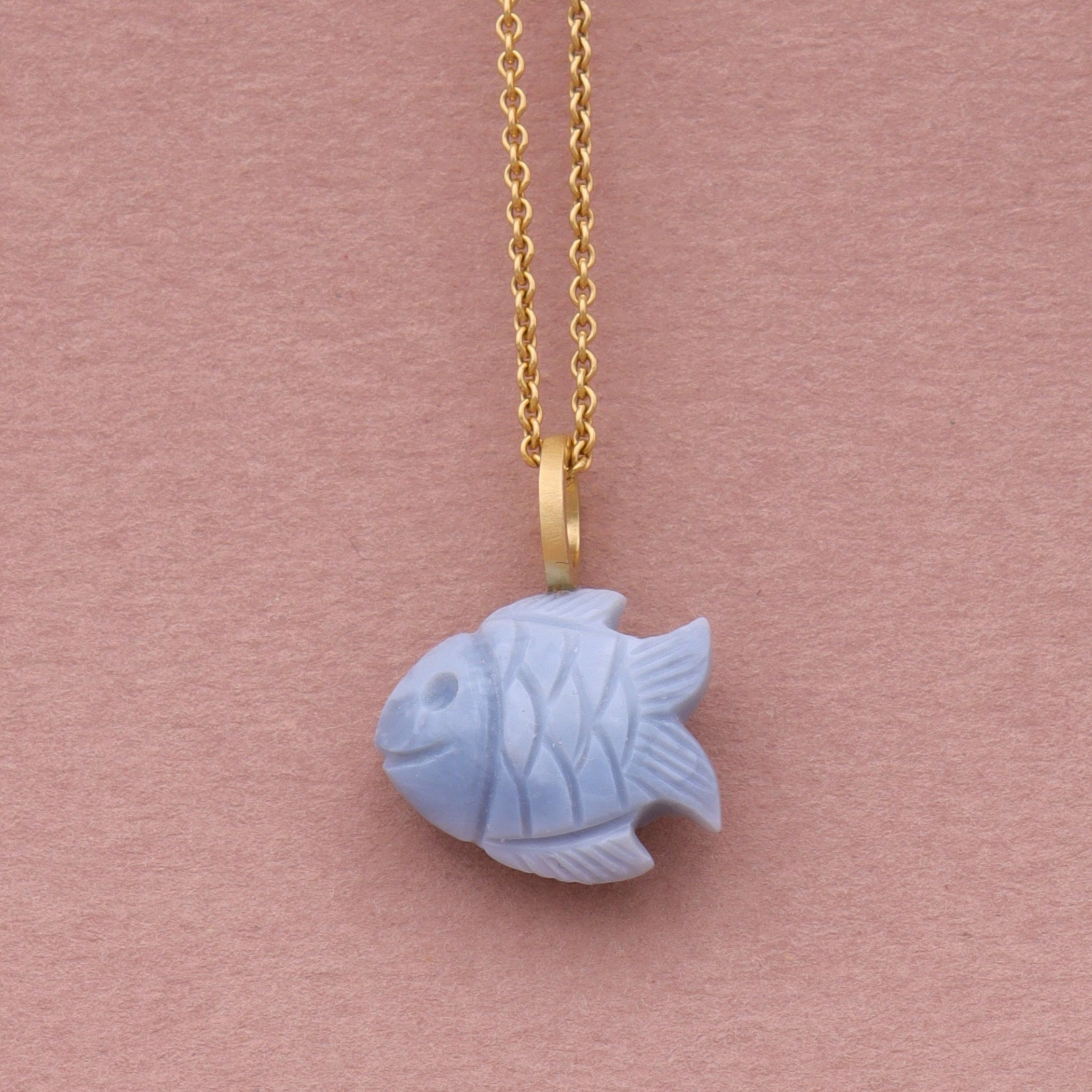 18 kt. No.20 fisk. Blå opal. Stor