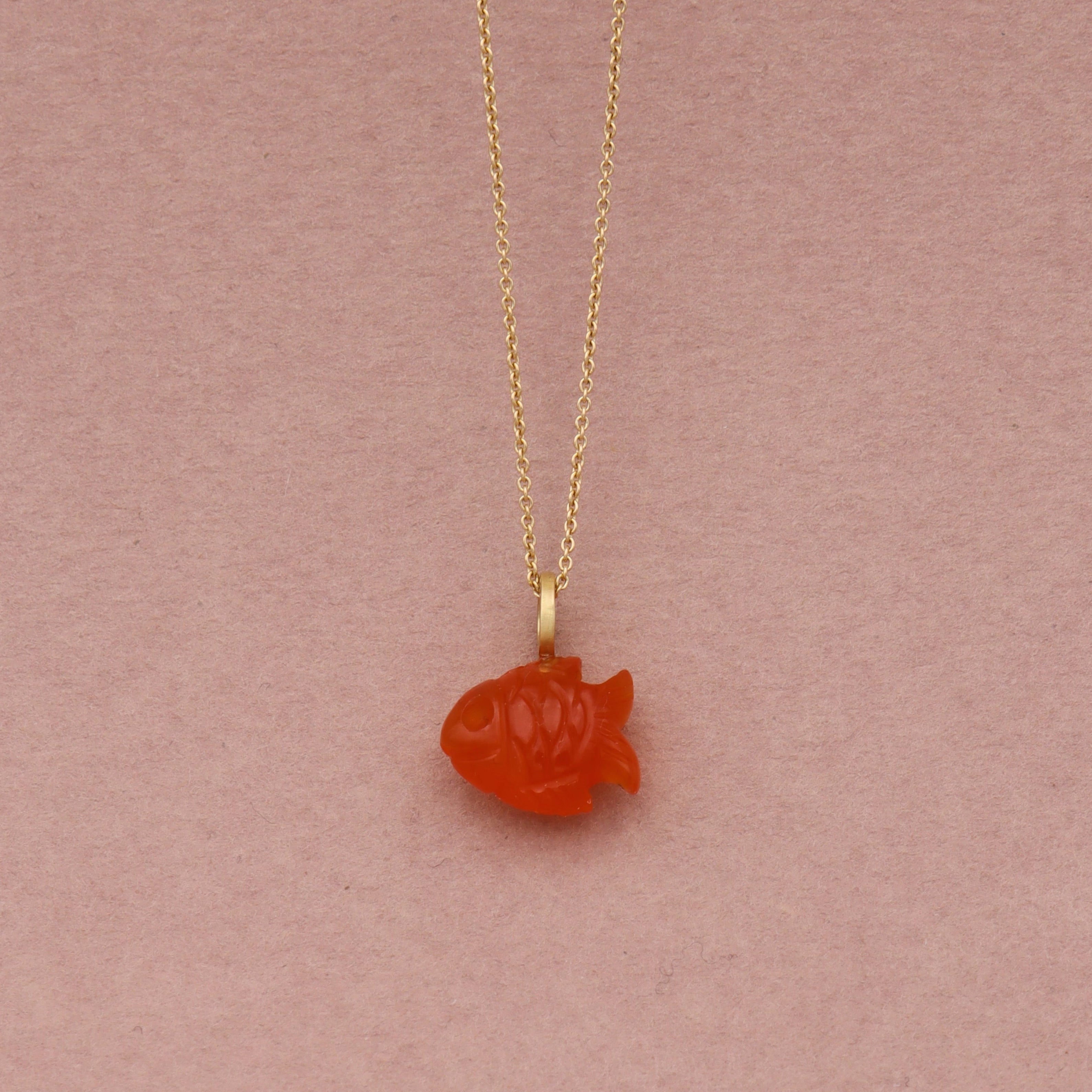 18 kt. No.9 fisk orange karneol. Lille