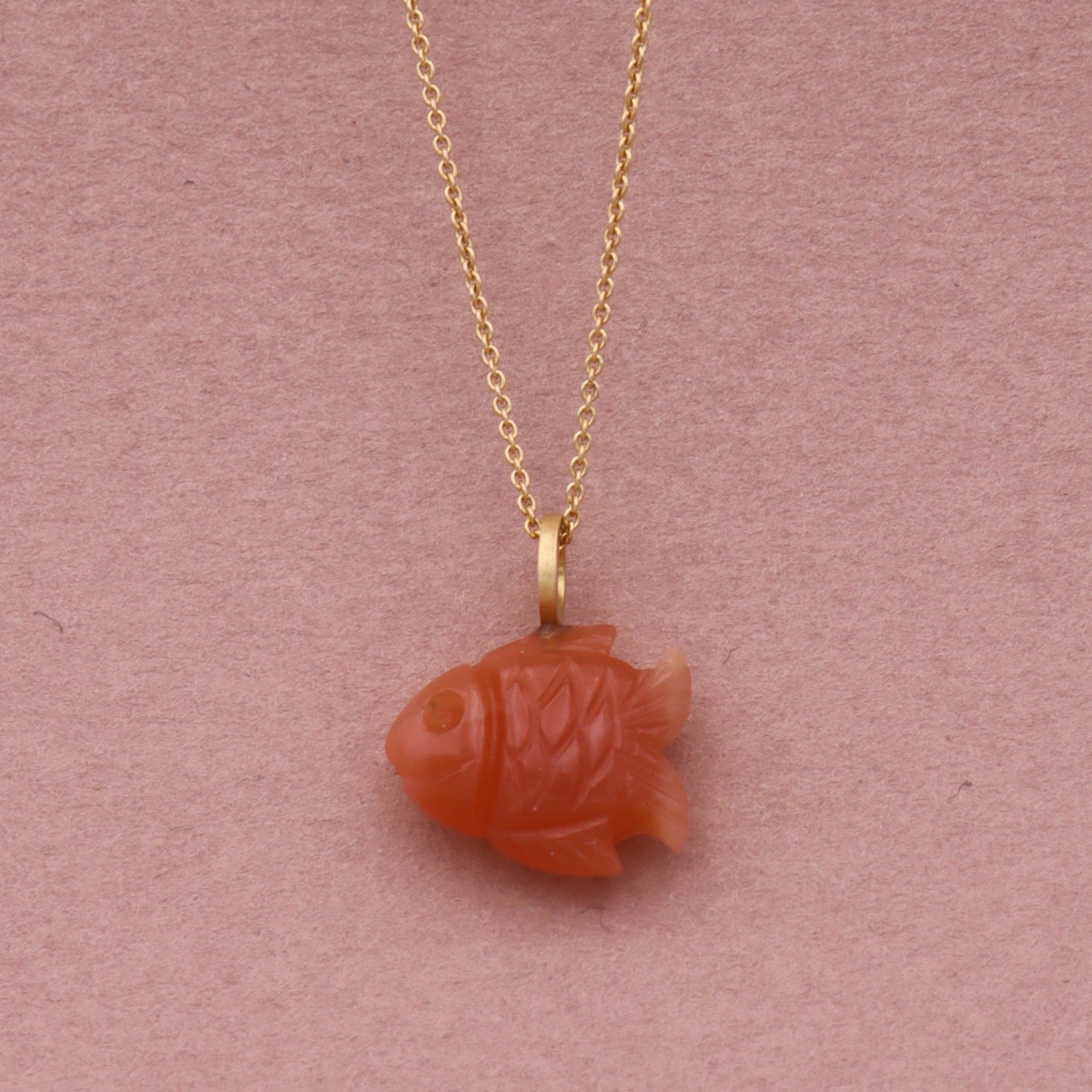 18 kt. No.6 fisk orange månesten. Mellem
