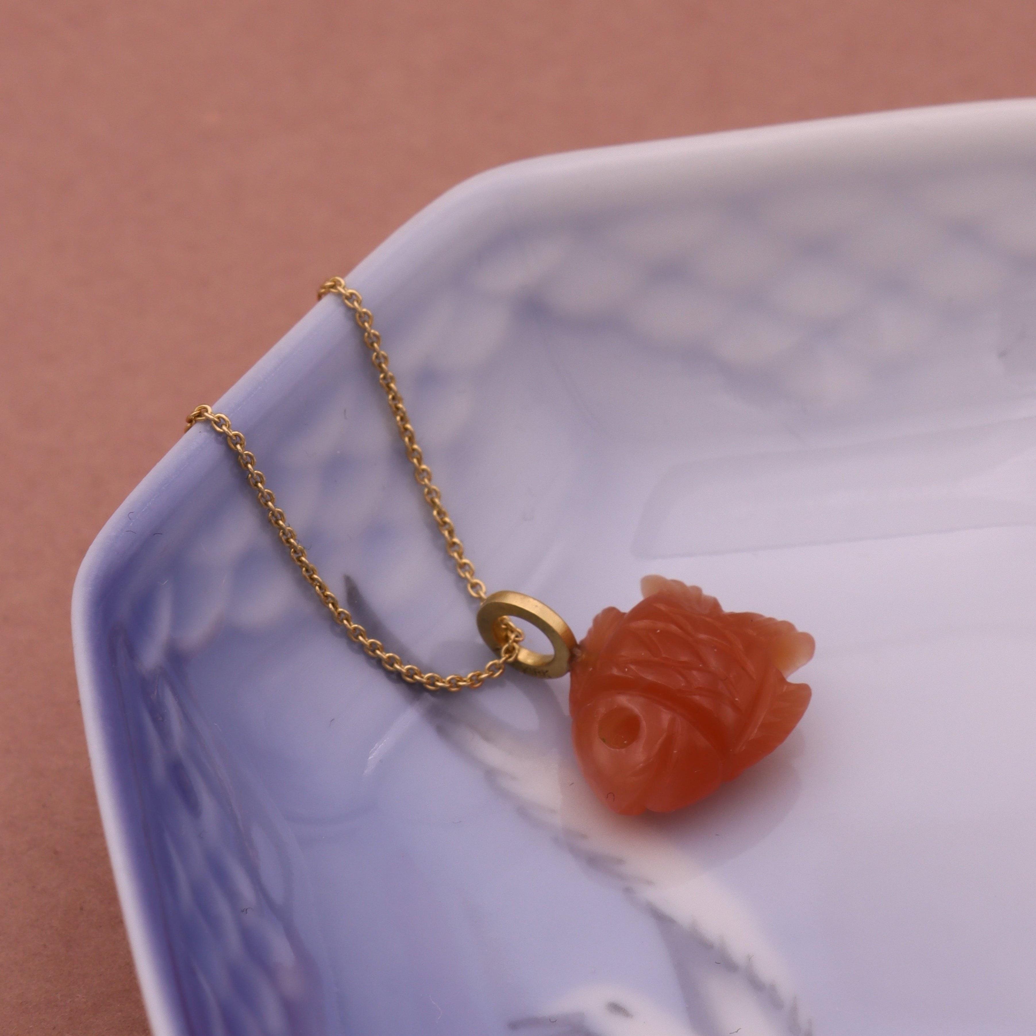 18 kt. No.6 fisk orange månesten. Mellem