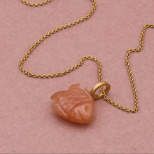 Indlæs billede til gallerivisning 18 kt. No.24 fisk orange månesten. Stor

