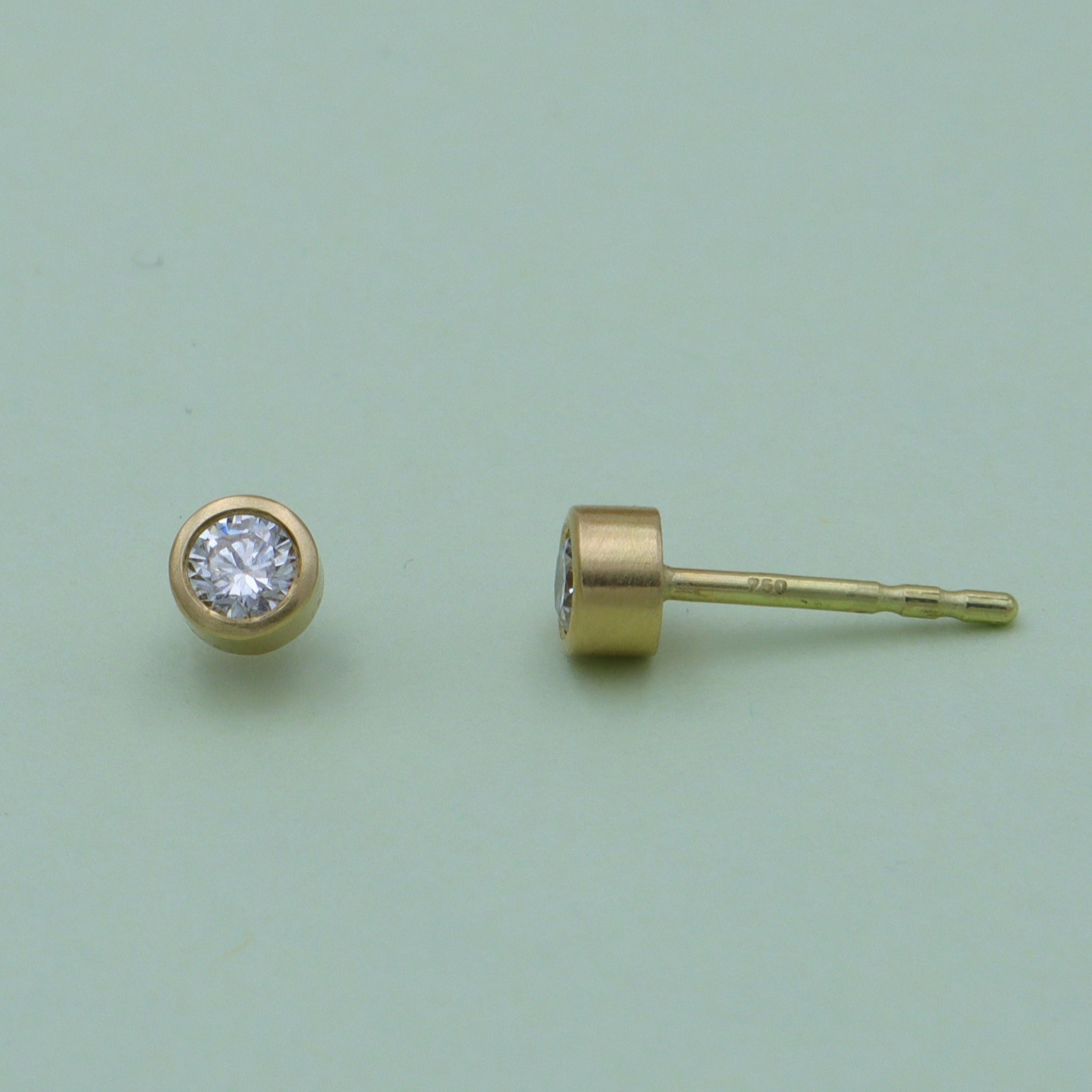 18 kt. - 1. stk. ørestik Guldsmedens diamanter Deluxe 0,10 ct