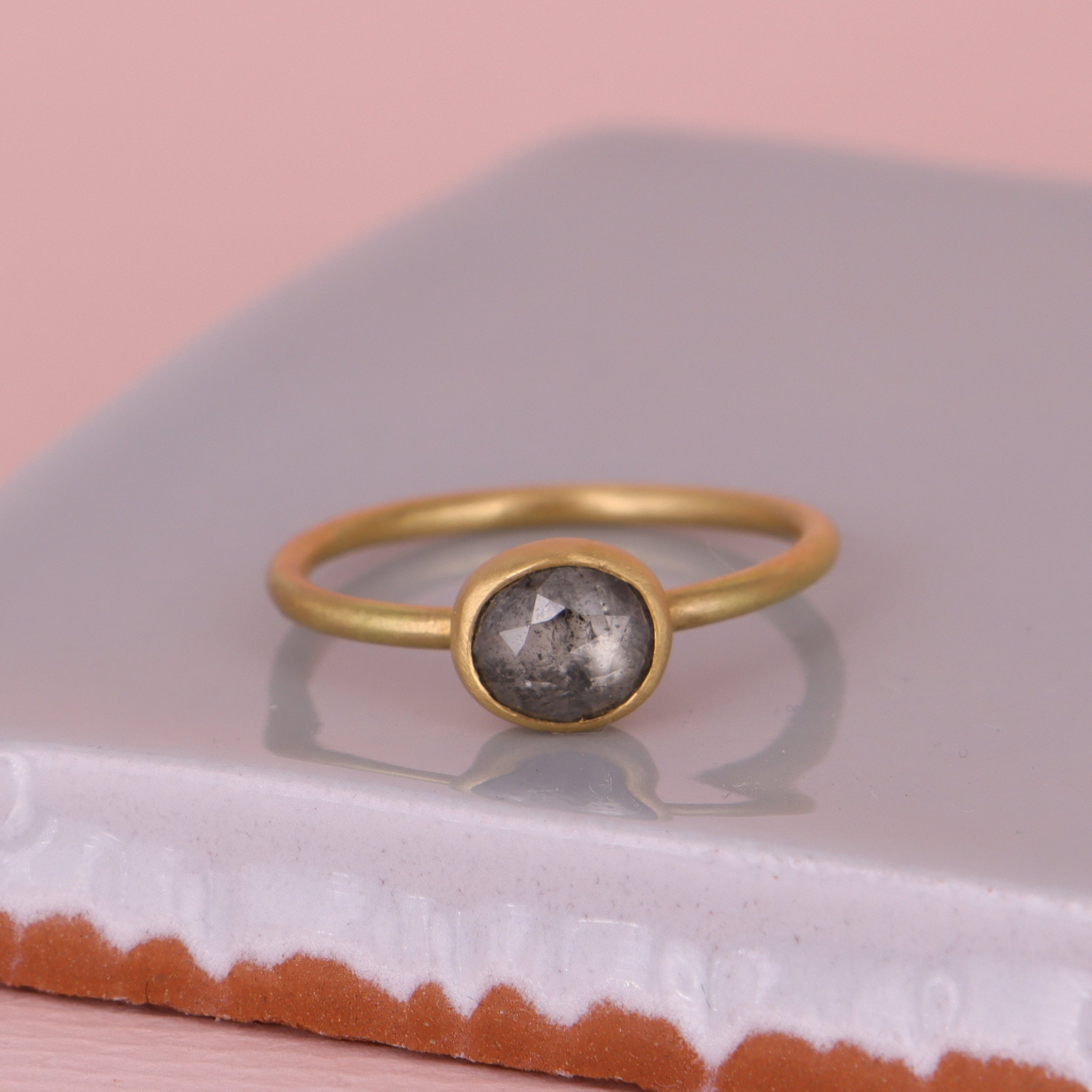 18 Kt guldring. Salt & peber diamant.