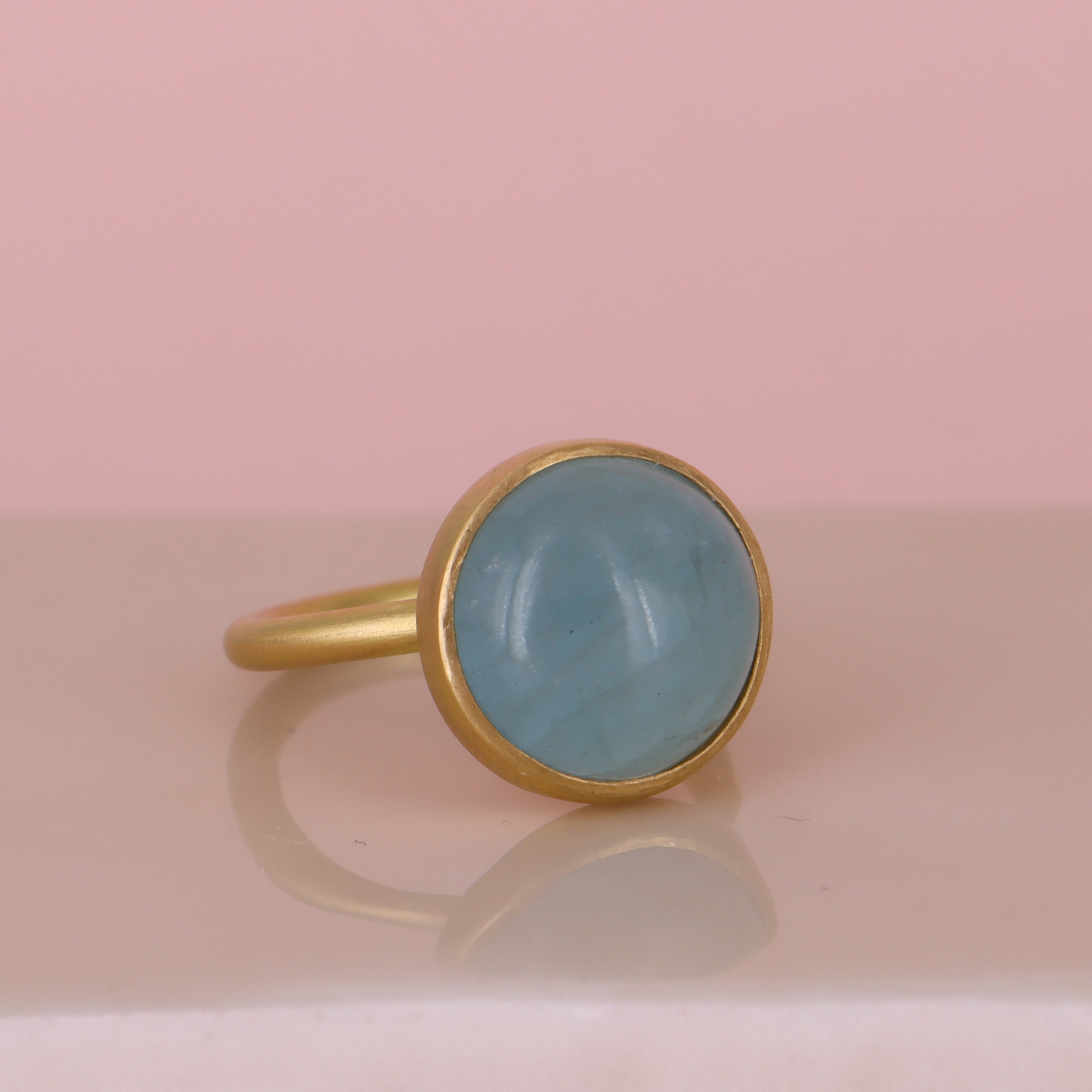 18 kt. guldring. Palette med Akvamarin.