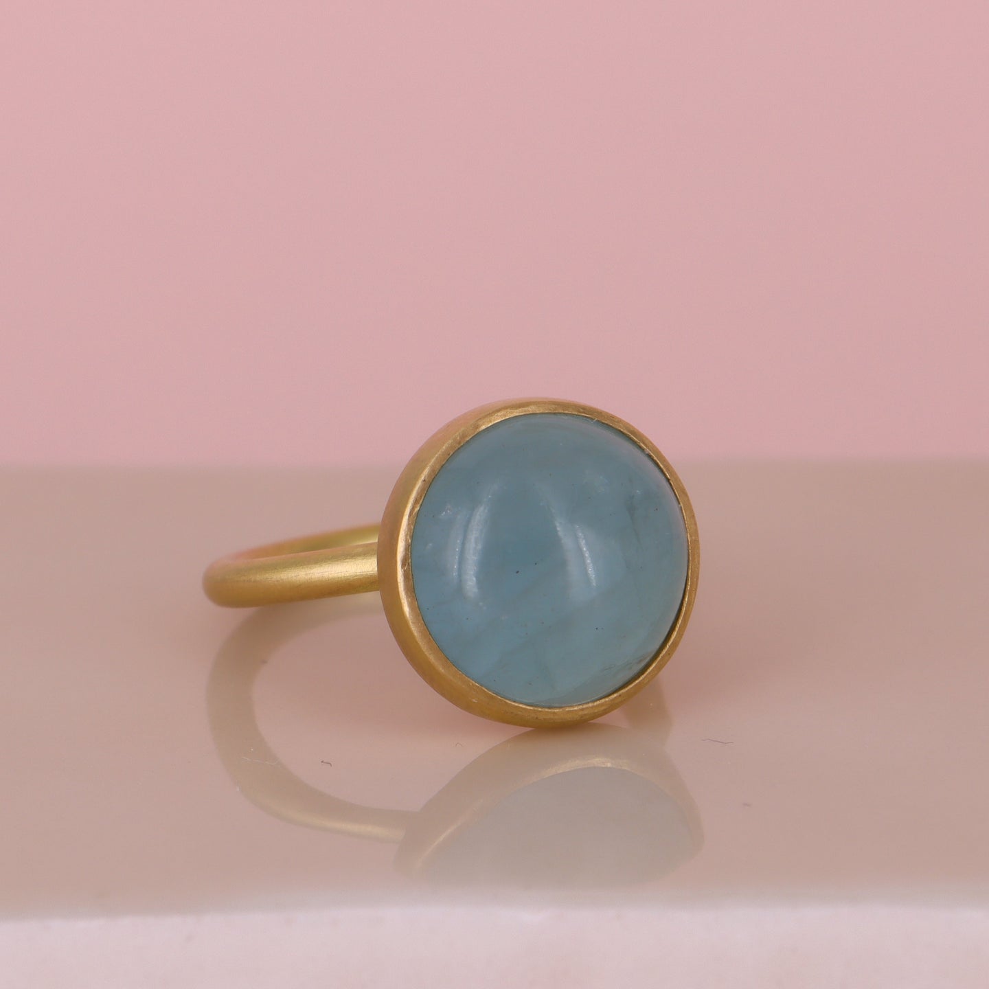 18 kt. guldring. Palette med Akvamarin.