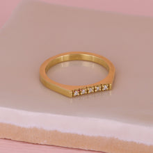Indlæs billede til gallerivisning 18 kt. guldring - Made to ordre - Paris med 5 diamanter small
