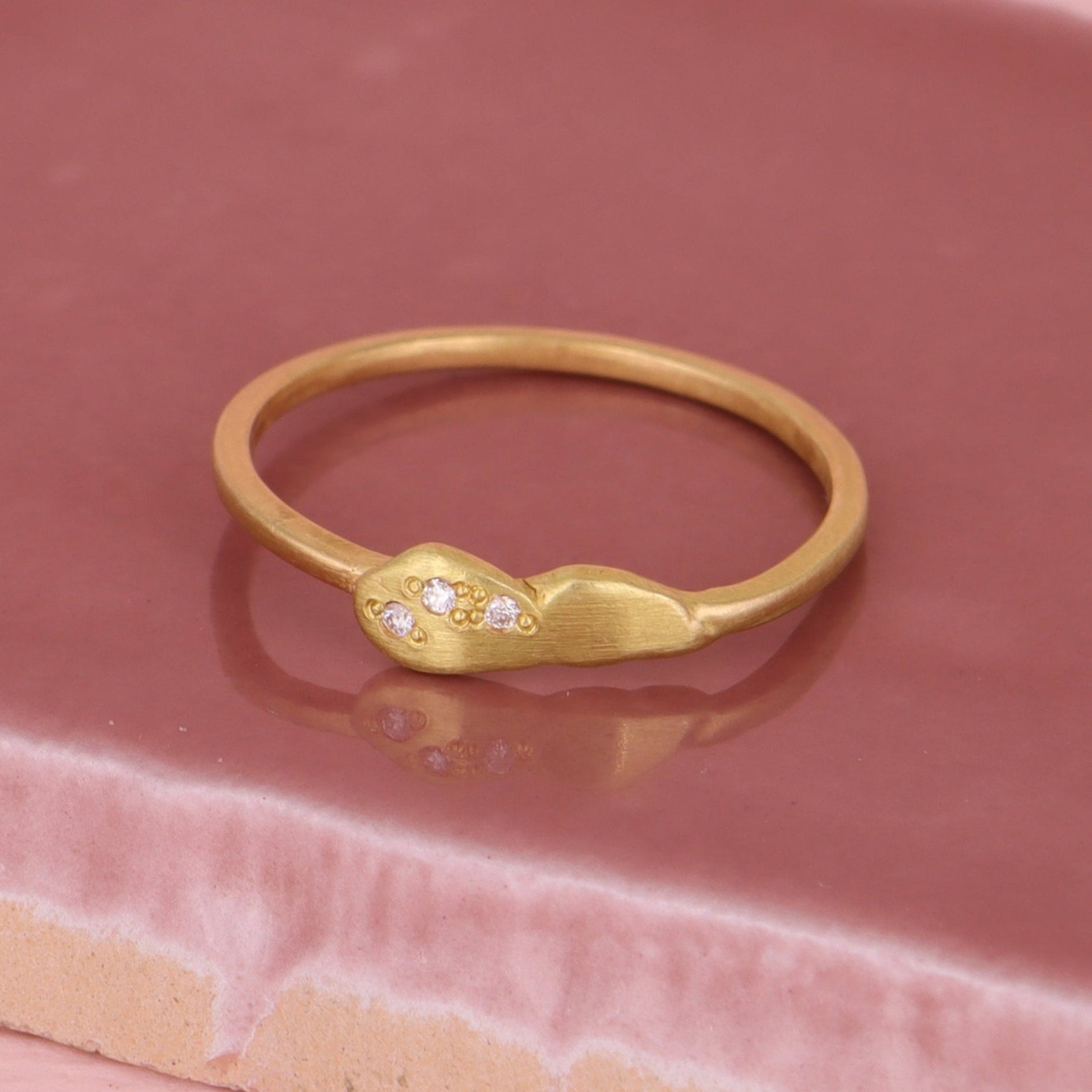 18 kt. guldring. EMBRYON 3 diamanter