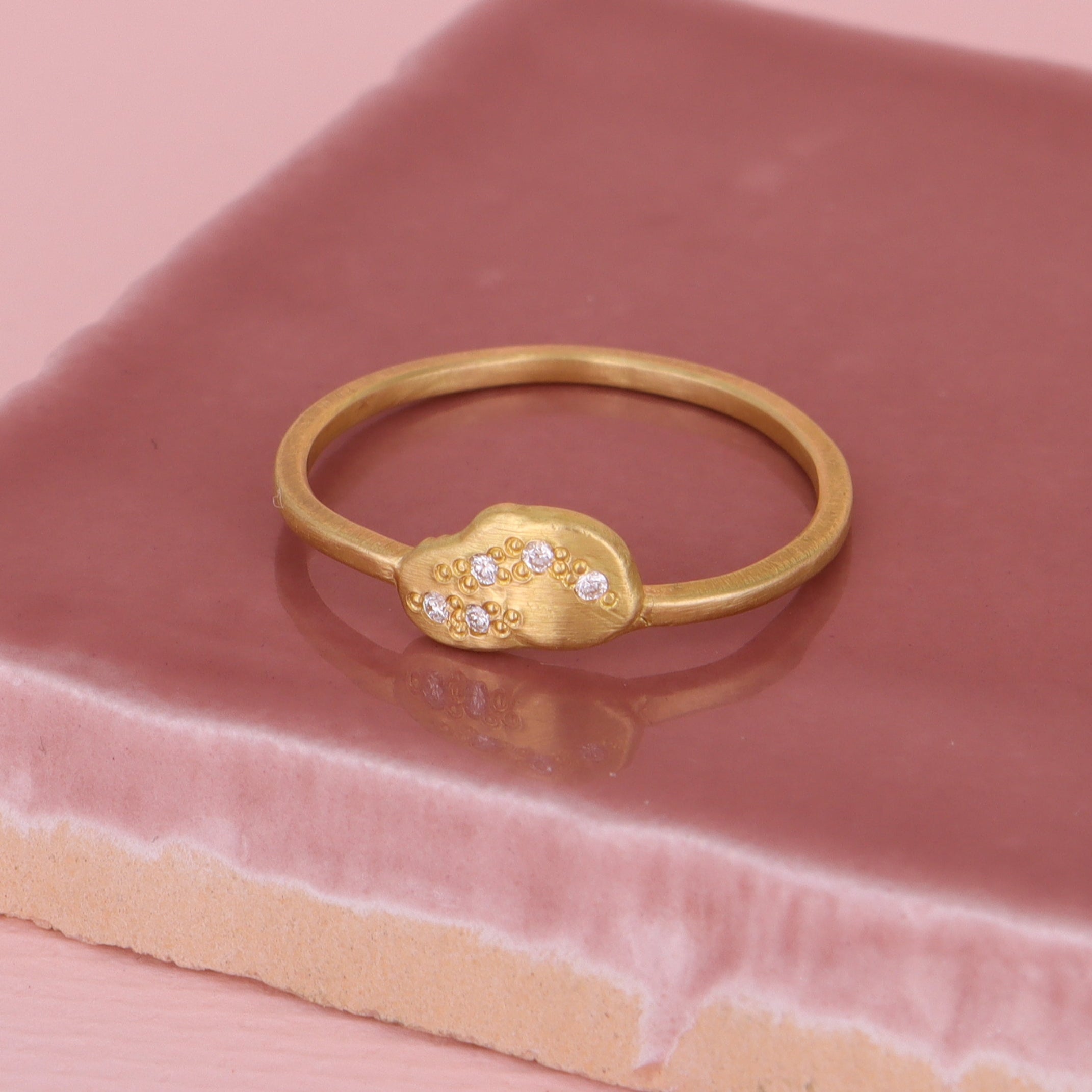 18 kt. guldring. EMBRYON 5 diamanter