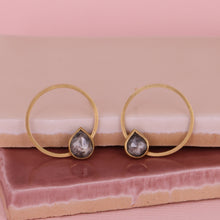 Indlæs billede til gallerivisning 18 kt. guld cirkel øreringe med salt og pepper diamanter.
