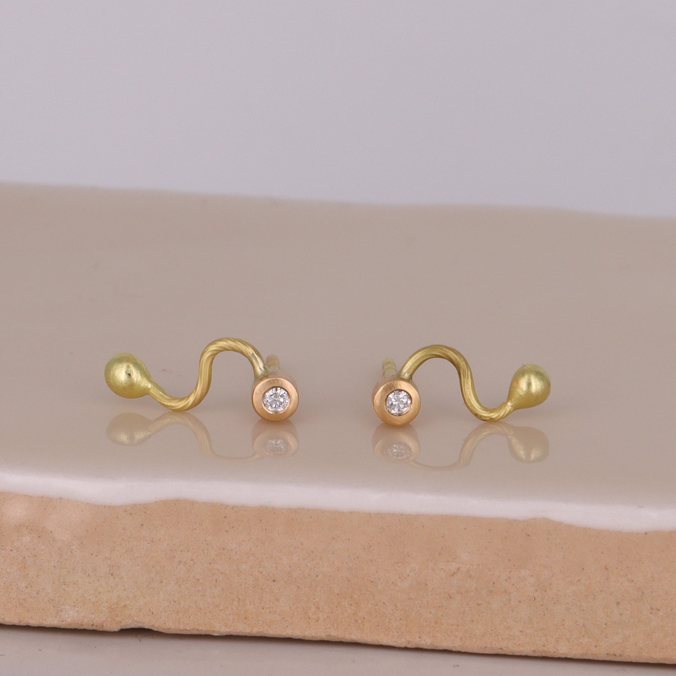 18 kt. MINI Haletudse-ørestikker med diamant. 1.Par