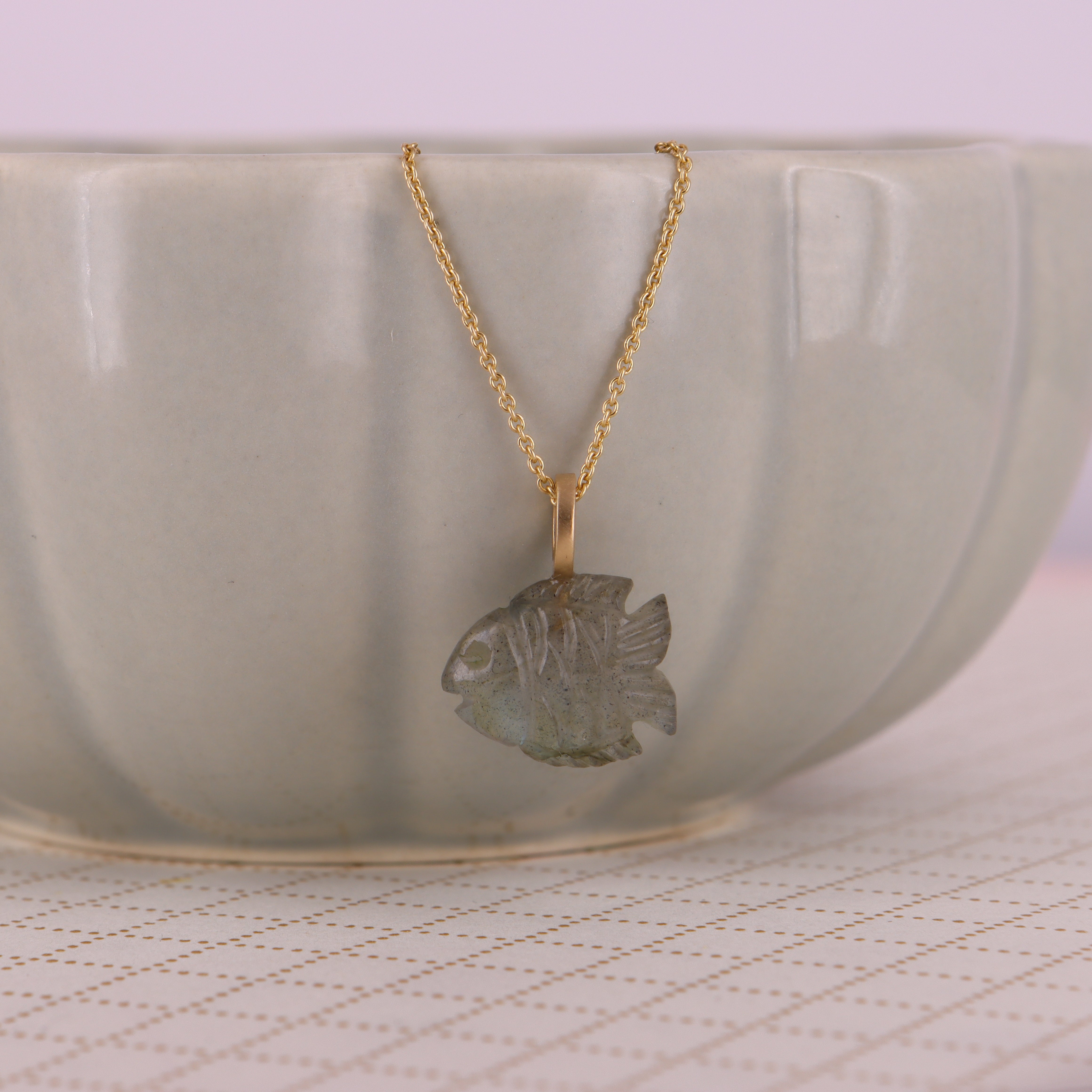 14 kt No.31 fisk transparent changerende labradorit. Lille