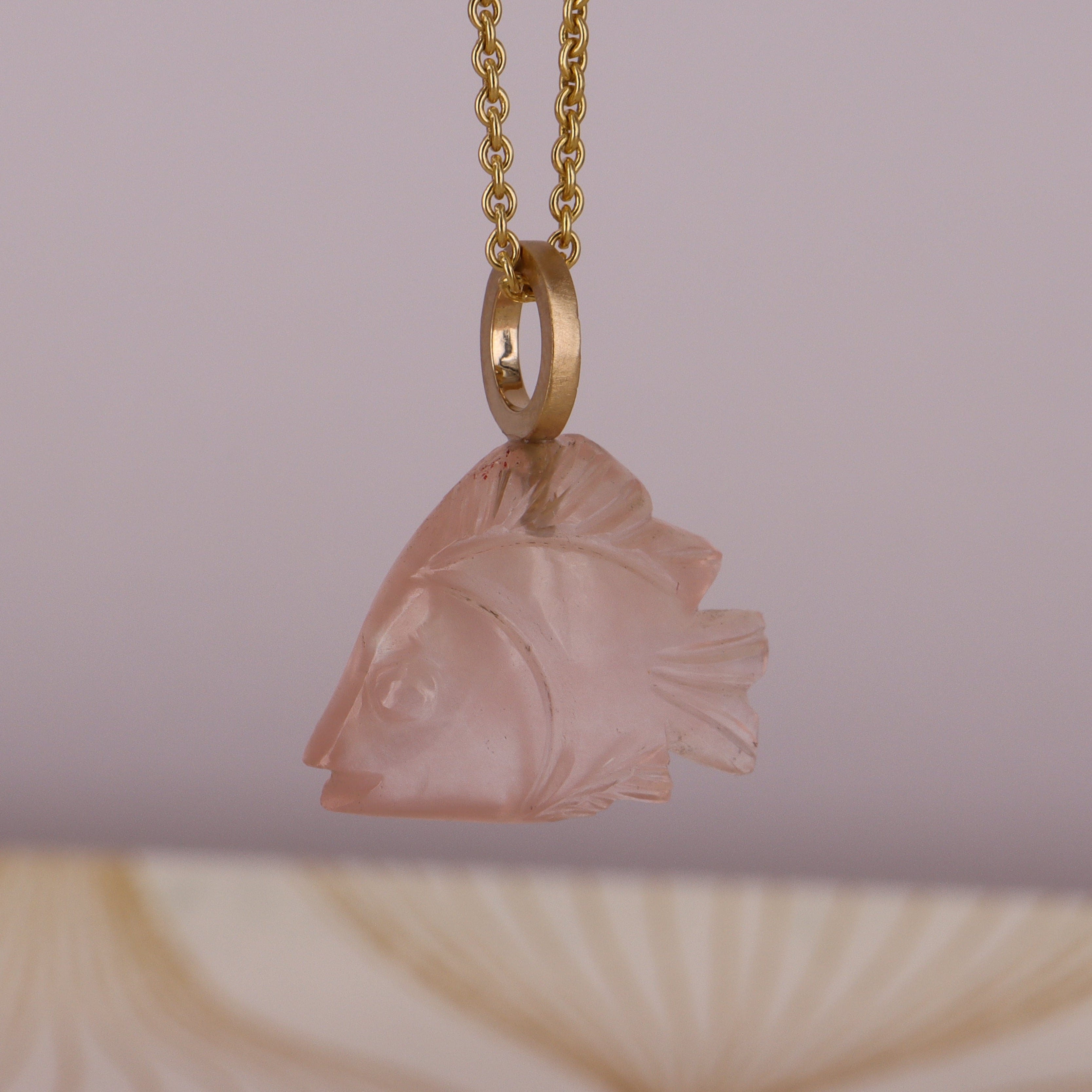 14 kt. No.33 fisk. Transparent rose rosakvarts. X Stor