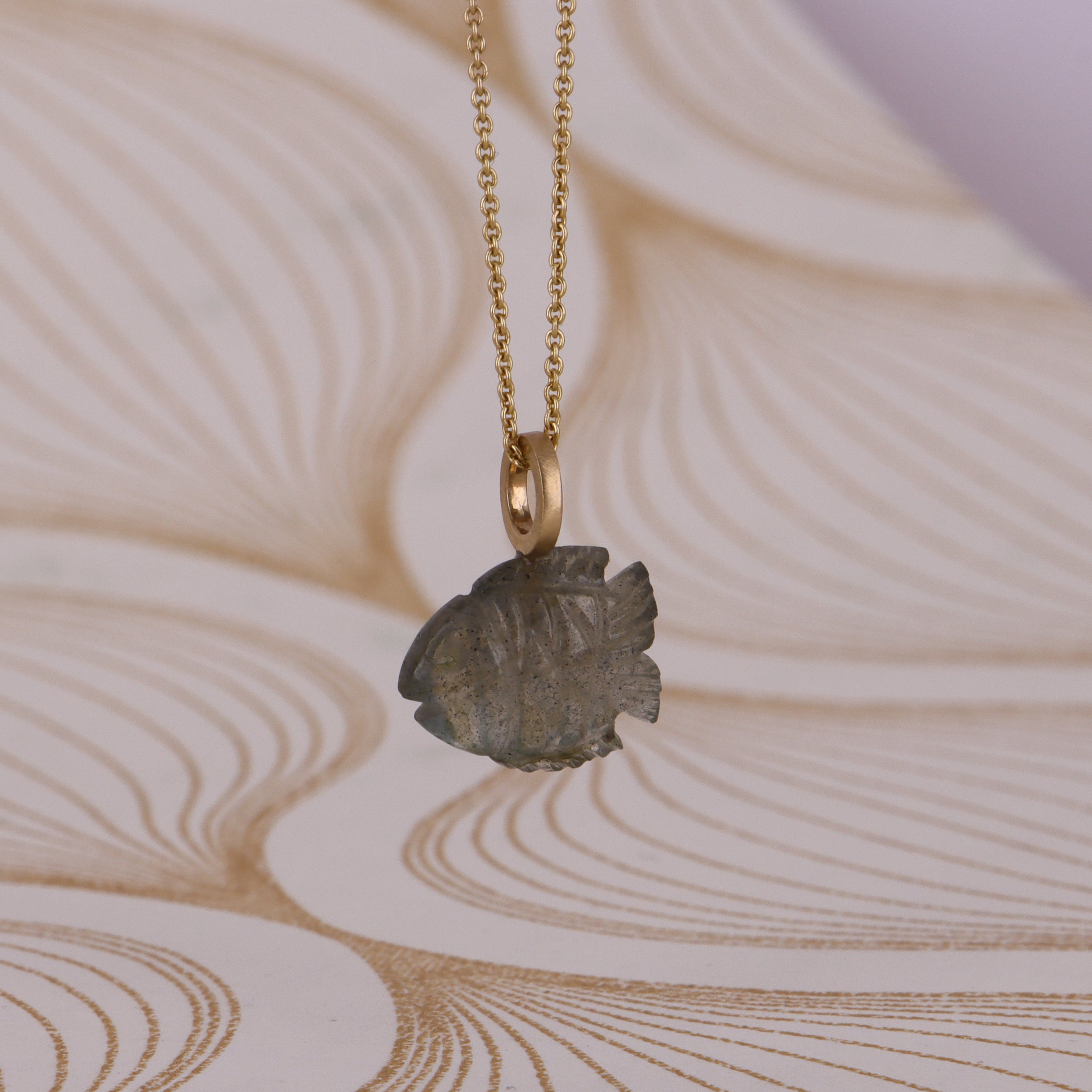 14 kt No.31 fisk transparent changerende labradorit. Lille