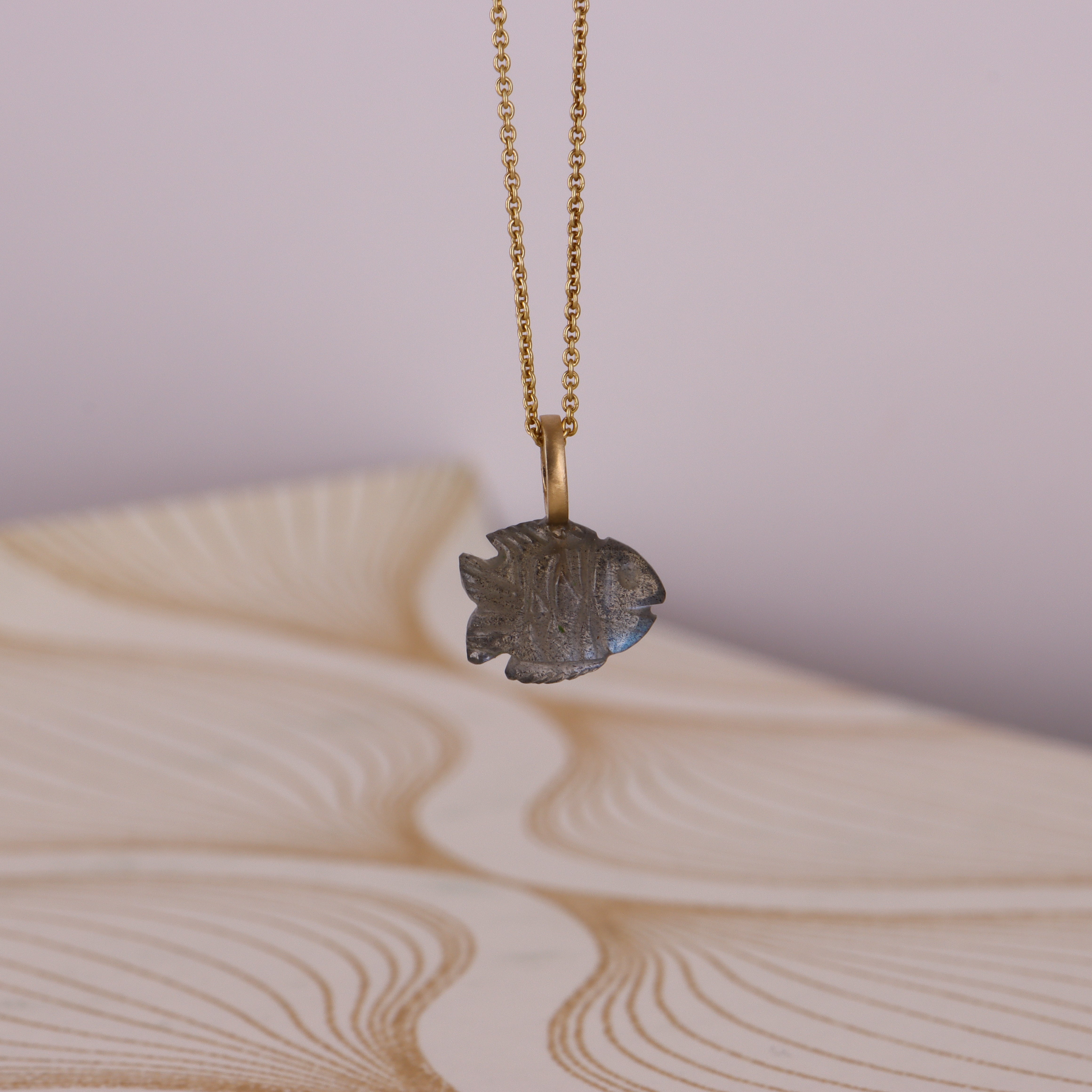 14 kt No.26 fisk transparent changerende labradorit. Mini