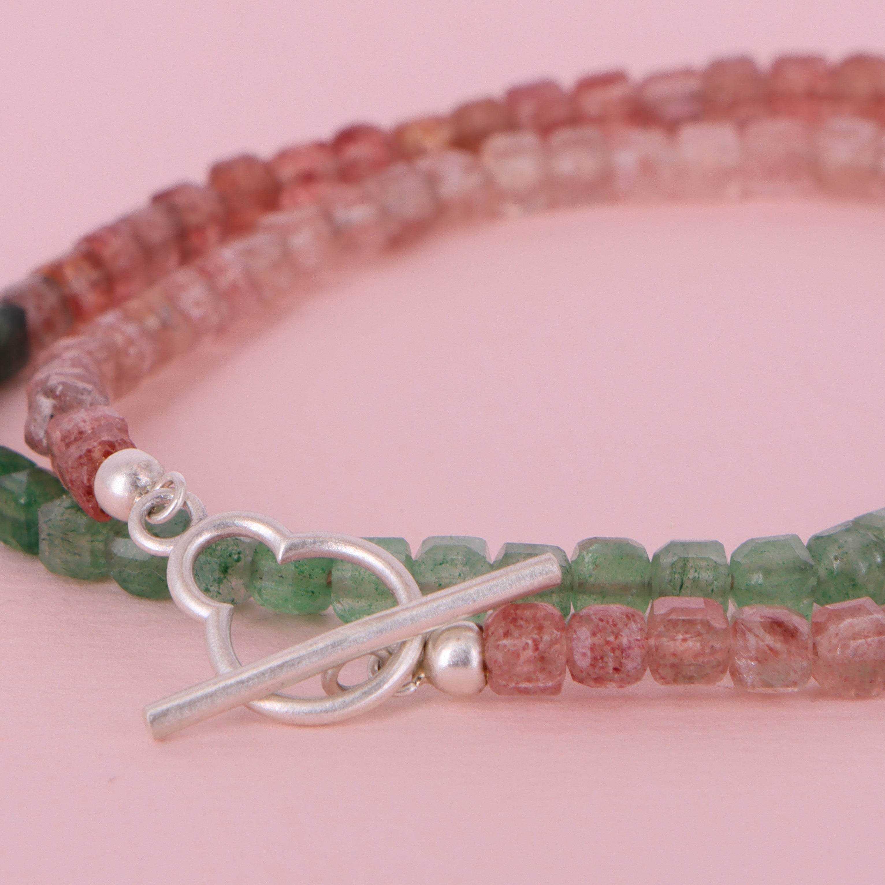 Sølv pærelås med grøn/lyserød jordbærkvarts kubekæde