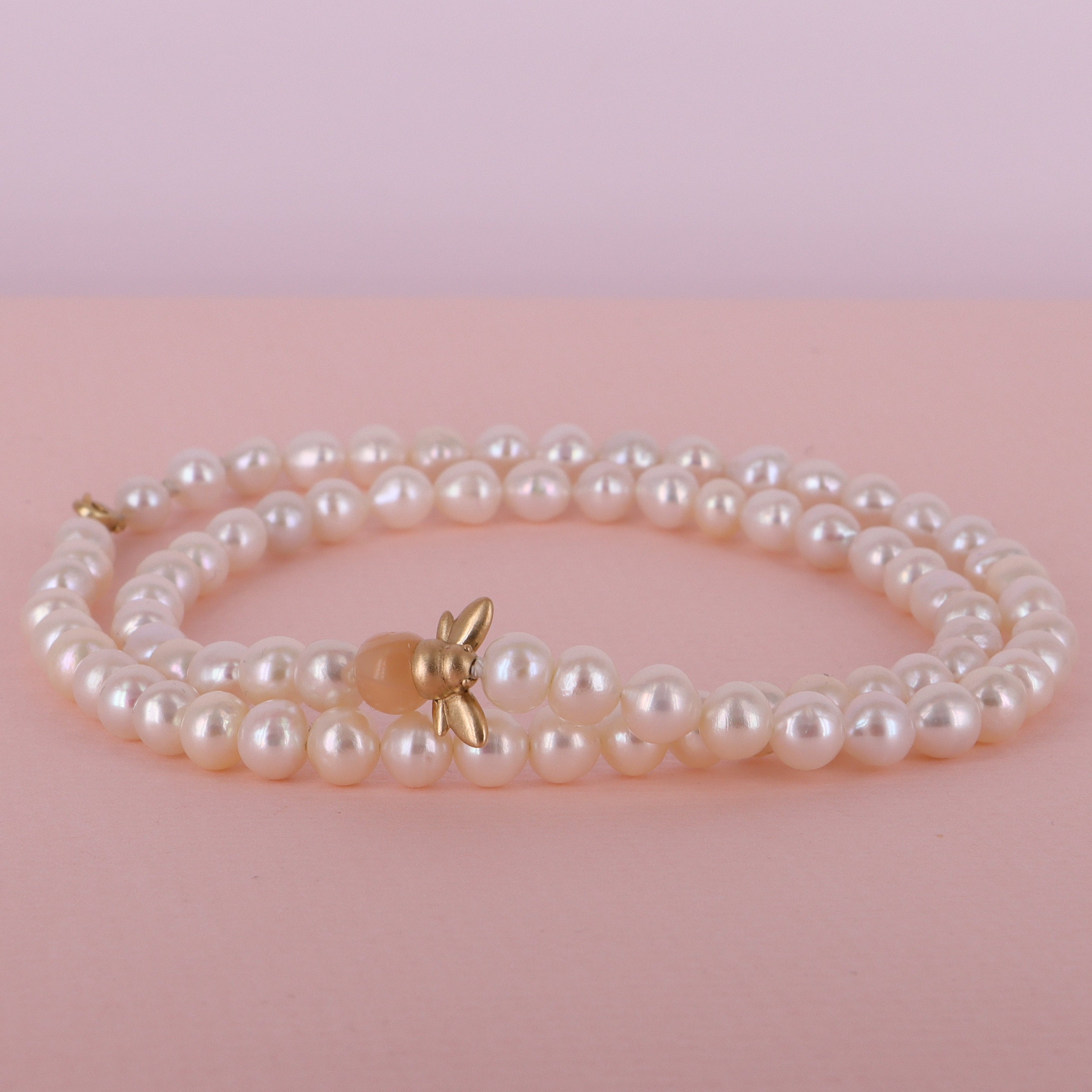 14 kt No.8 Humlebi & Ferskvandsperlekæde – 45 cm