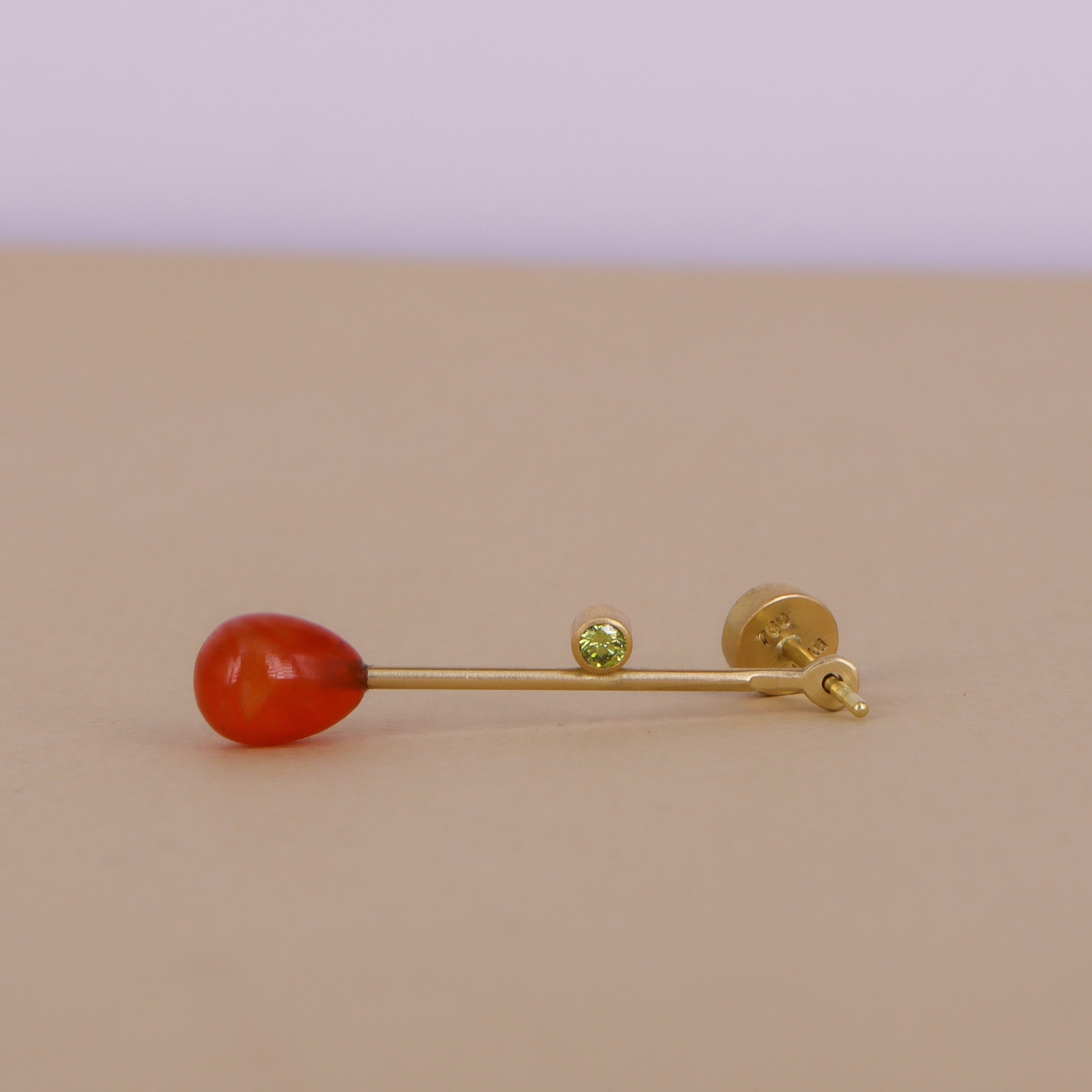 18 kt - Vedhæng til øreringe med karneol & lyse grøn diamant.