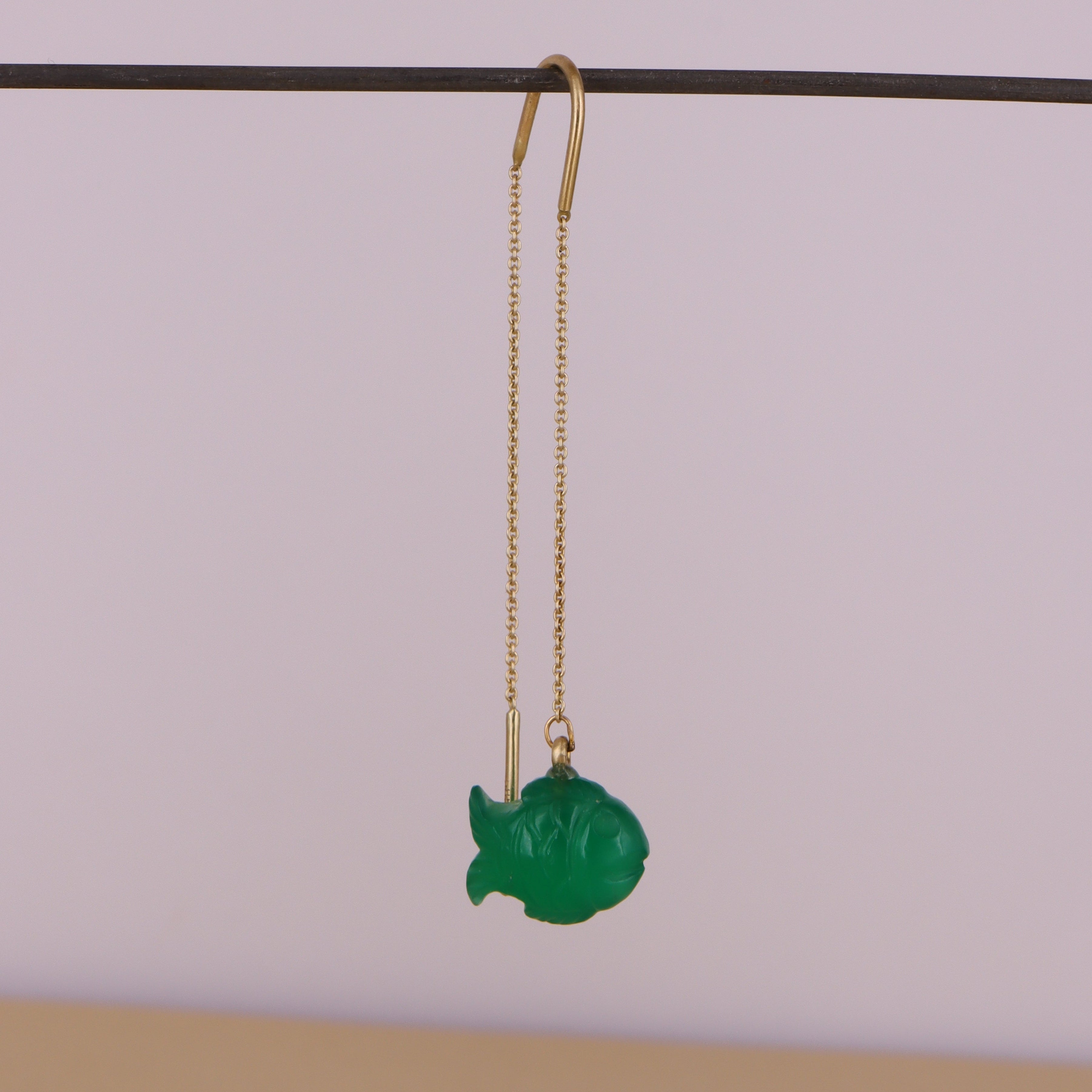 14 kt øreringe. Grøn onyx lille fisk på kæde.