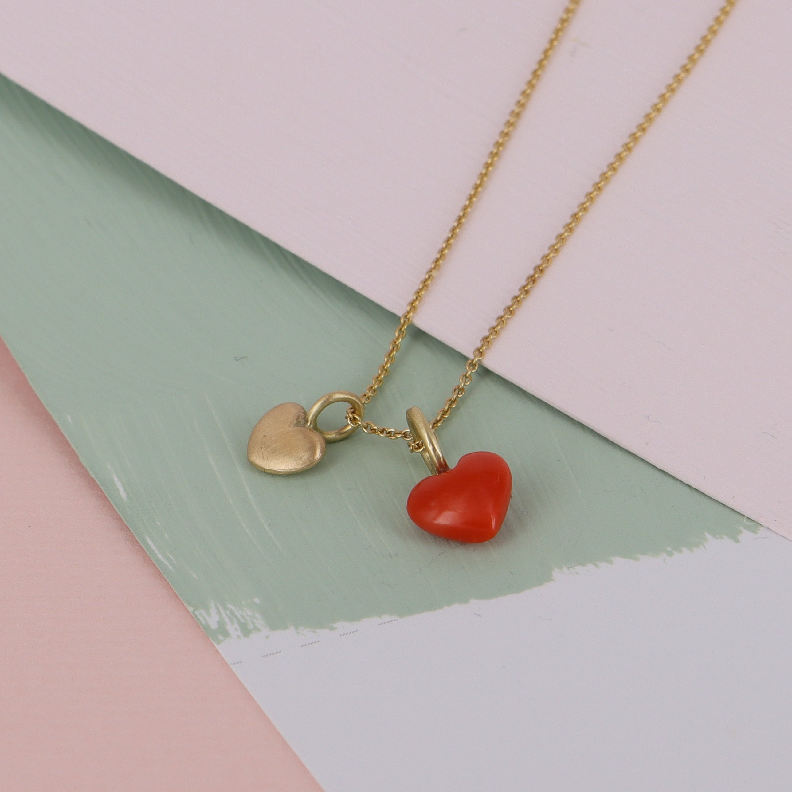 14 kt guld & rød koralhjerte.