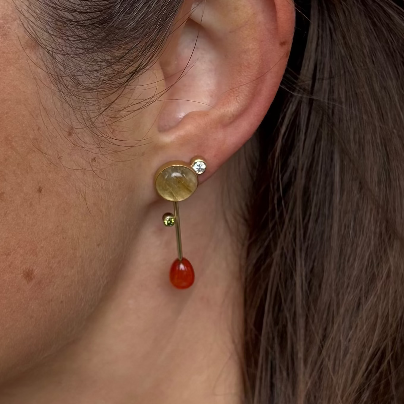 18 kt - Vedhæng til øreringe med karneol & lyse grøn diamant.