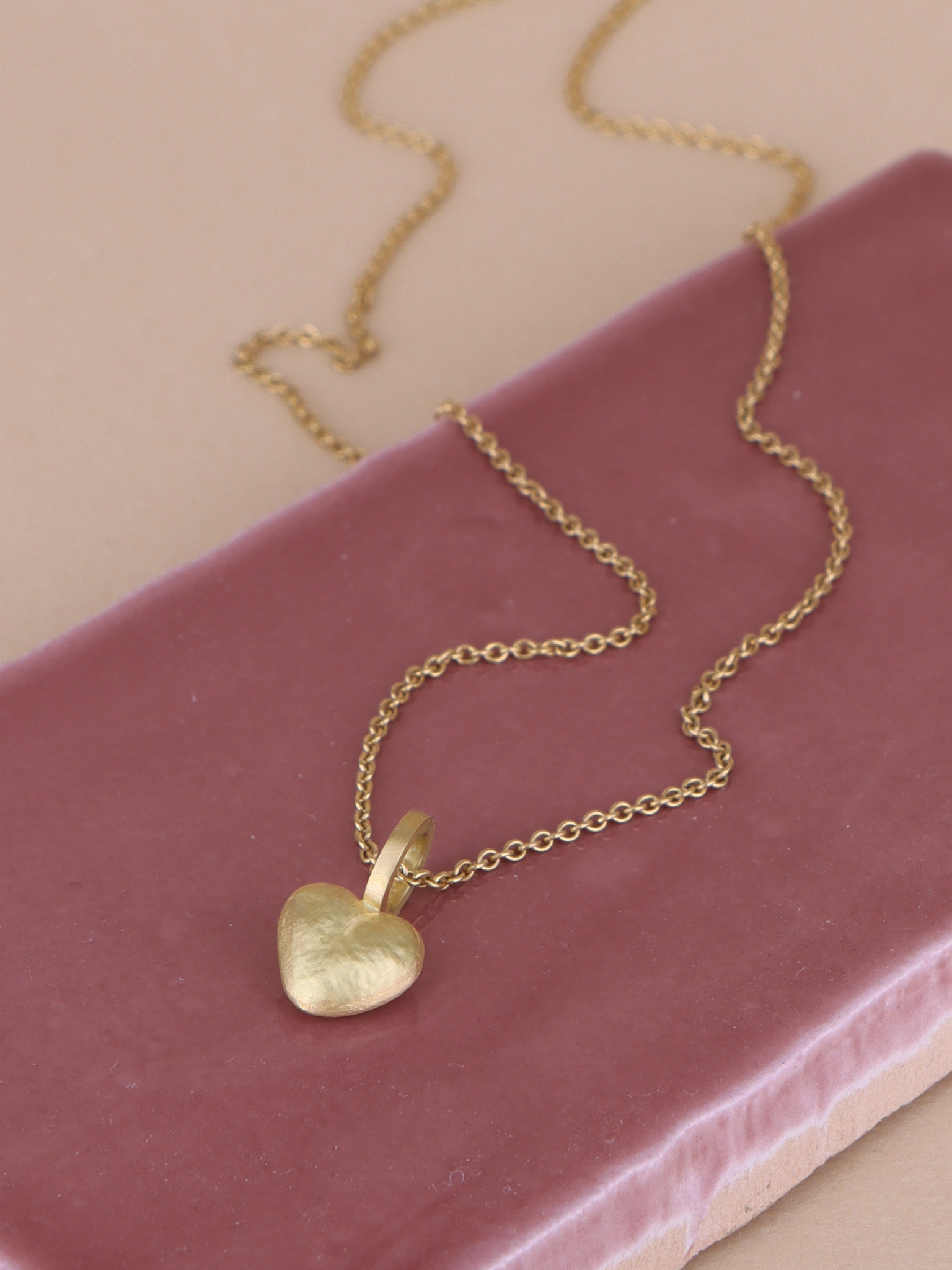 18 kt Unikt håndsmedede guldhjerte. Mellem