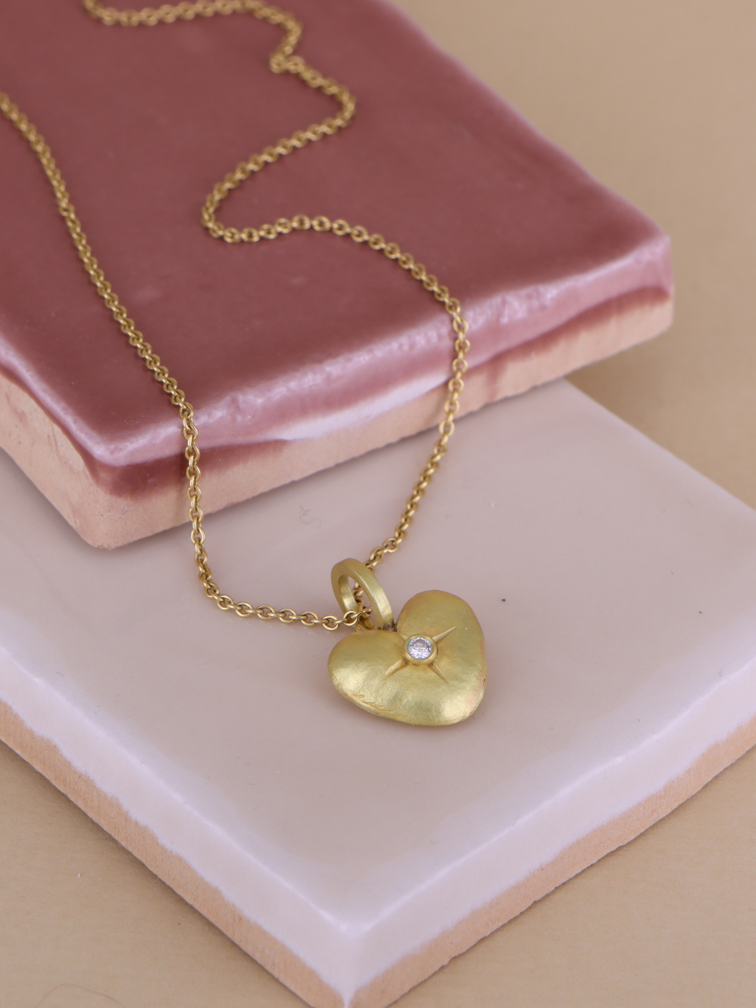 18 kt Unikt håndsmedede guldhjerte & diamant. Stor