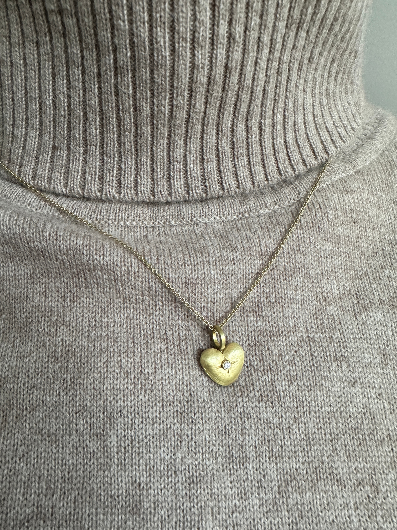 18 kt Unikt håndsmedede guldhjerte & diamant. Stor